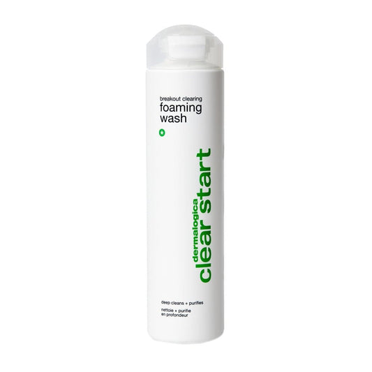 Weiße Flasche mit Aufschrift " Breakout Clearing Foaming Wash".