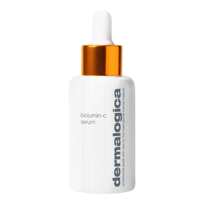 Flasche mit Biolumin-C Serum auf weißem Hintergrund