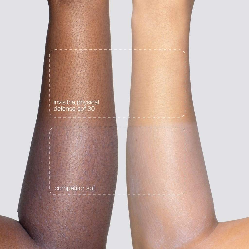 Zwei nebeneinanderstehende Unterarme, der linke dunkel und der rechte hell, jeweils mit aufgetragenem Sonnenschutzprodukt innerhalb markierter Quadrate. Auf dem linken Arm ist das Produkt "invisible physical defense spf 30" aufgetragen, auf dem rechten Arm ein Konkurrenzprodukt.