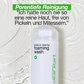 Weiße Flasche mit Aufschrift "breakout clearing foaming wash" von der Marke "" steht vor einem Hintergrund mit Schaum und einer grünen Beschriftung, die "Porentiefe Reinigung" ankündigt.