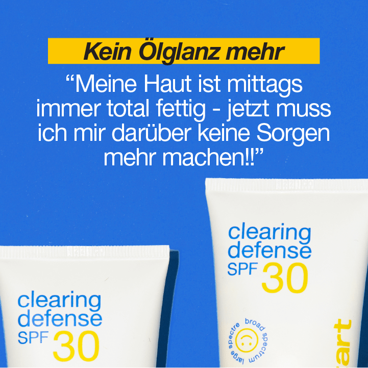 Zwei Tuben Clearing Defense SPF 30 Sonnenschutzcreme vor einem blauen Hintergrund mit Text, der die Verringerung von Hautglanz betont.