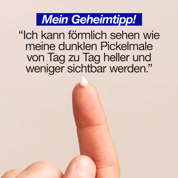 Ein Finger mit einer kleinen Menge Creme an der Spitze.