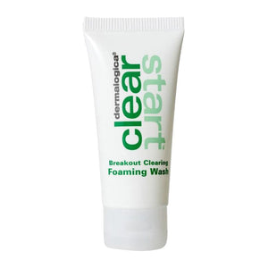 Eine kleine weiße Tube mit der Aufschrift „Breakout Clearing Foam Wash Trial Size 15 ml“ in grüner und schwarzer Schrift auf der Vorderseite. Dieses Produkt ist KEIN VERKAUFSPRODUKT und kann nicht bestellt werden.