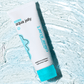 Tube von Clear Start Cooling Aqua Jelly Feuchtigkeitsgel auf einem blauen Hintergrund mit nasser Textur.