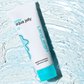Tube von Cooling Aqua Jelly Feuchtigkeitsgel auf einem blauen Hintergrund mit nasser Textur.