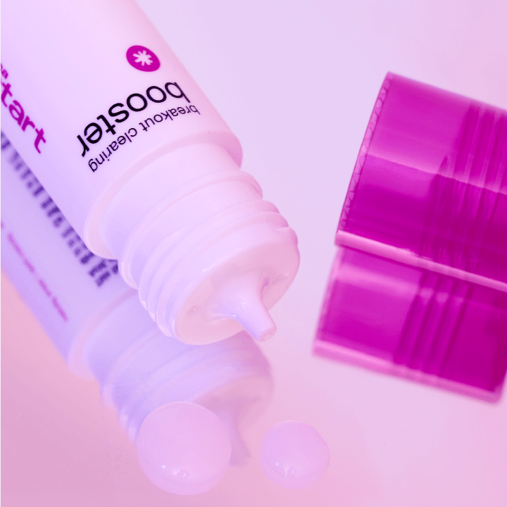 Eine Flasche Breakout Clearing Booster 30 ml auf rosa Hintergrund.