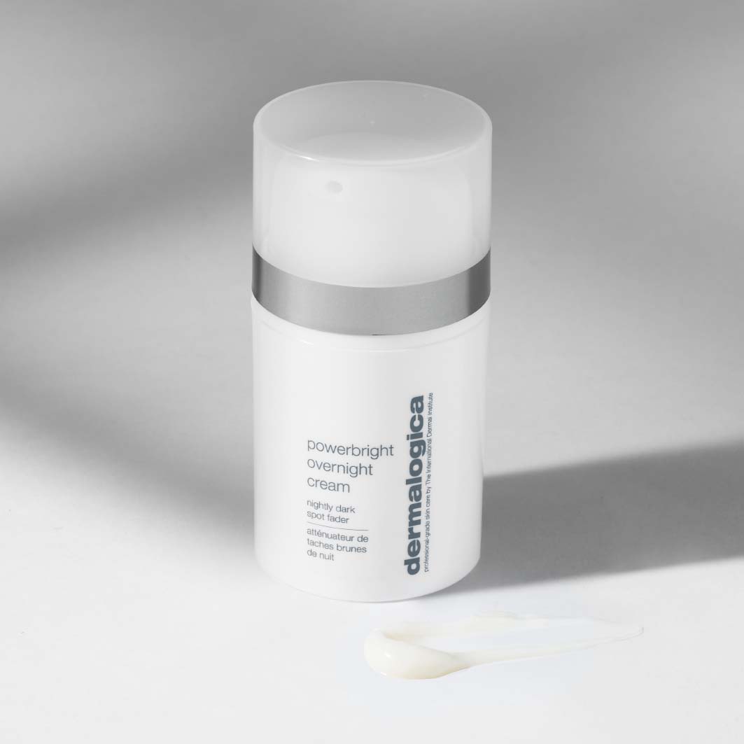 Eine Flasche Powerbright Nachtcreme 50 ml | Pigmentendeausgleichende Nachtpflege auf einer weißen Oberfläche, perfekt zur Reduzierung von Pigmentflecken und zur Verbesserung des Hautbildes.