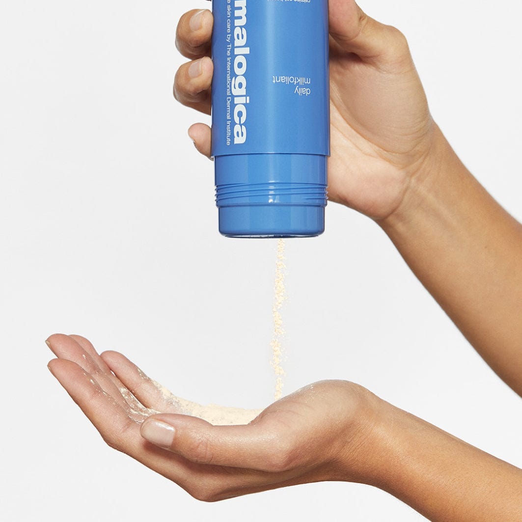 Hand hält eine blaue Dose der Marke Dermalogica, aus der ein Puderprodukt in die andere Hand geschüttet wird.