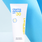 Tube mit Sonnenschutzmittel "clearing defense SPF 30" vor einem blauen Hintergrund.