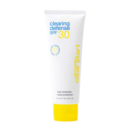 Tube der Clear Start Clearing Defense SPF 30 Sonnenschutzcreme auf weißem Hintergrund.