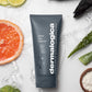 Dermalogica Active Clay Cleanser Tube umgeben von einer Grapefruit, Aloe Vera, Wasser und anderen natürlichen Inhaltsstoffen auf heller Unterlage.