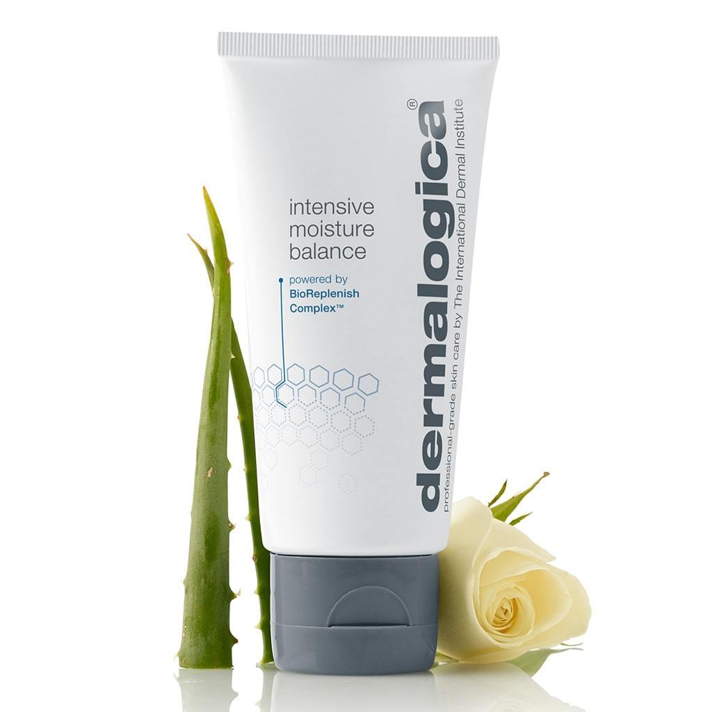 Dermalogica Intensive Moisture Balance Feuchtigkeitscreme Tube mit Aloe Vera Blatt und cremefarbener Rose im Hintergrund.