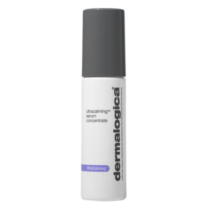 Flasche des Ultracalming Serum Concentrate auf weißem Hintergrund.