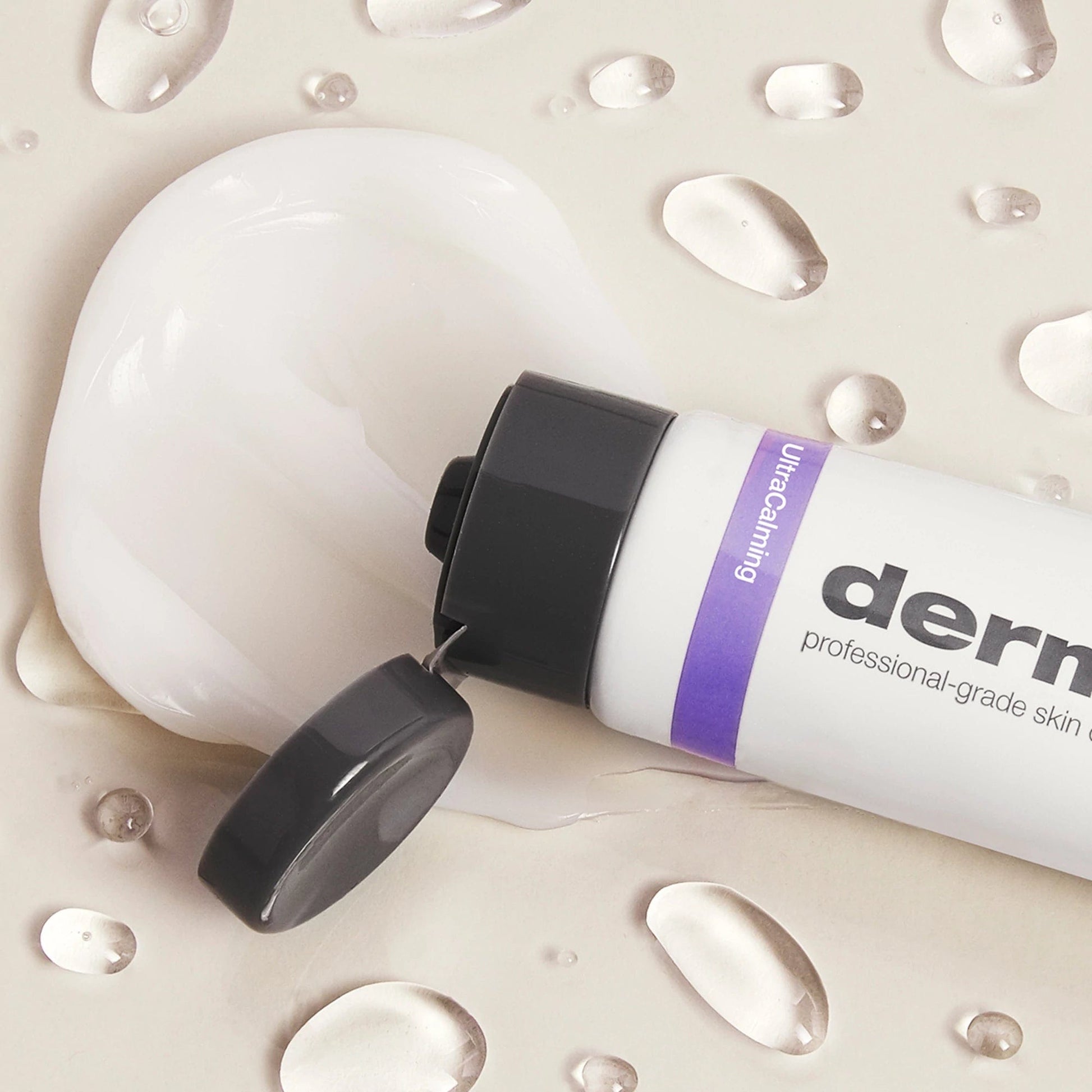 Eine Tube Dermalogica Calm Water Gel liegt auf einer weißen Oberfläche.