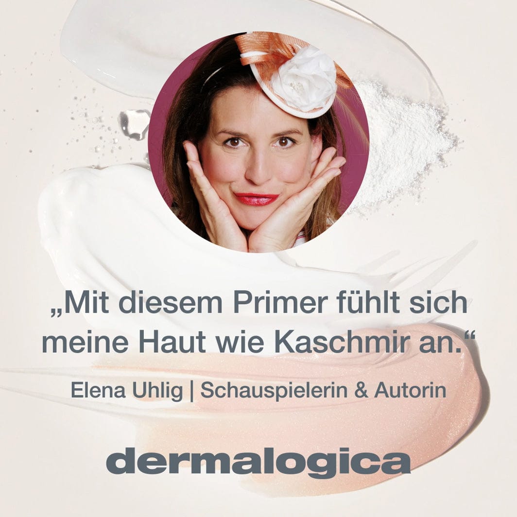 Eine Frau mit einem Lächeln im Gesicht, einem weißen Hemd und einem makellosen Hautbild, erreicht mit dem SkinPerfect Primer SPF 30 22 ml | Make-Up-Basis.