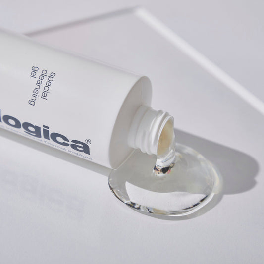 Eine Flasche Lotion mit waschaktiven Substanzen wird auf eine weiße Fläche gegossen. (Ersetzen Sie „Lotion mit waschaktiven Substanzen“ durch „Spezielles Reinigungsgel“.)