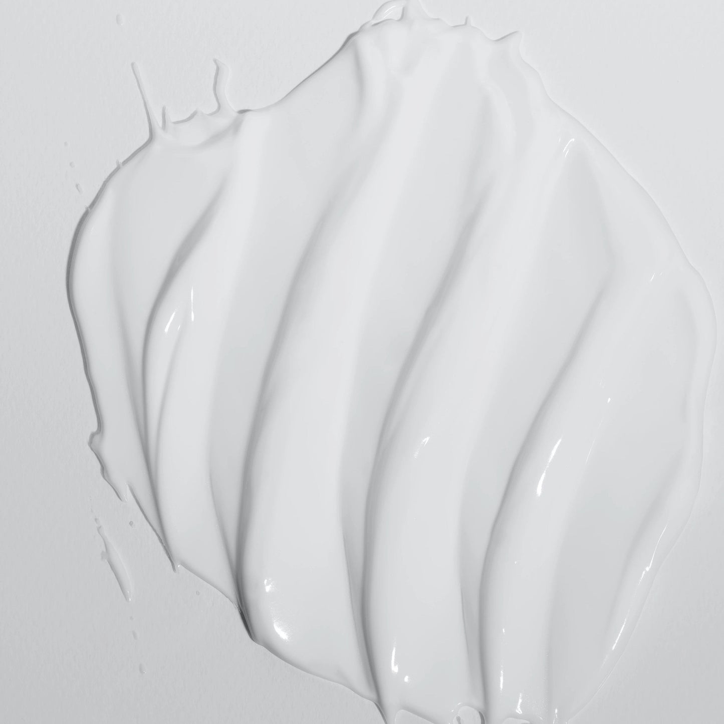 Weiße Creme verschmiert auf einer Oberfläche.