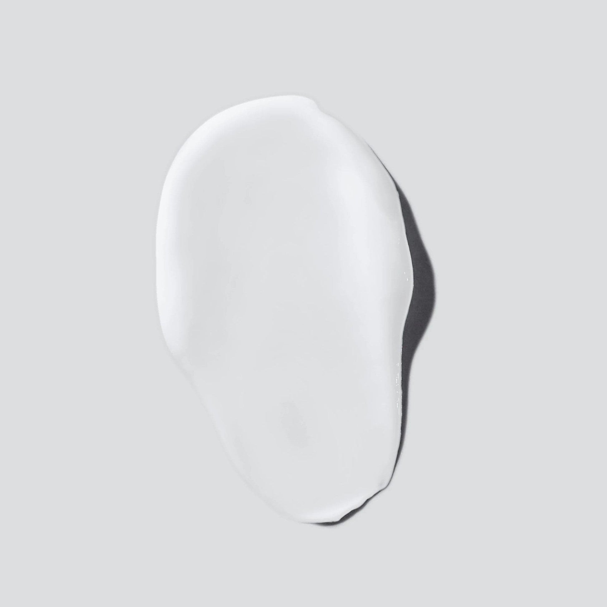 Eine weiße Gesichtsmaske auf grauem Hintergrund, angereichert mit Body Hydrating Cream 295 ml | Körpercreme und feuchtigkeitsspendende Feuchtigkeitscreme.
