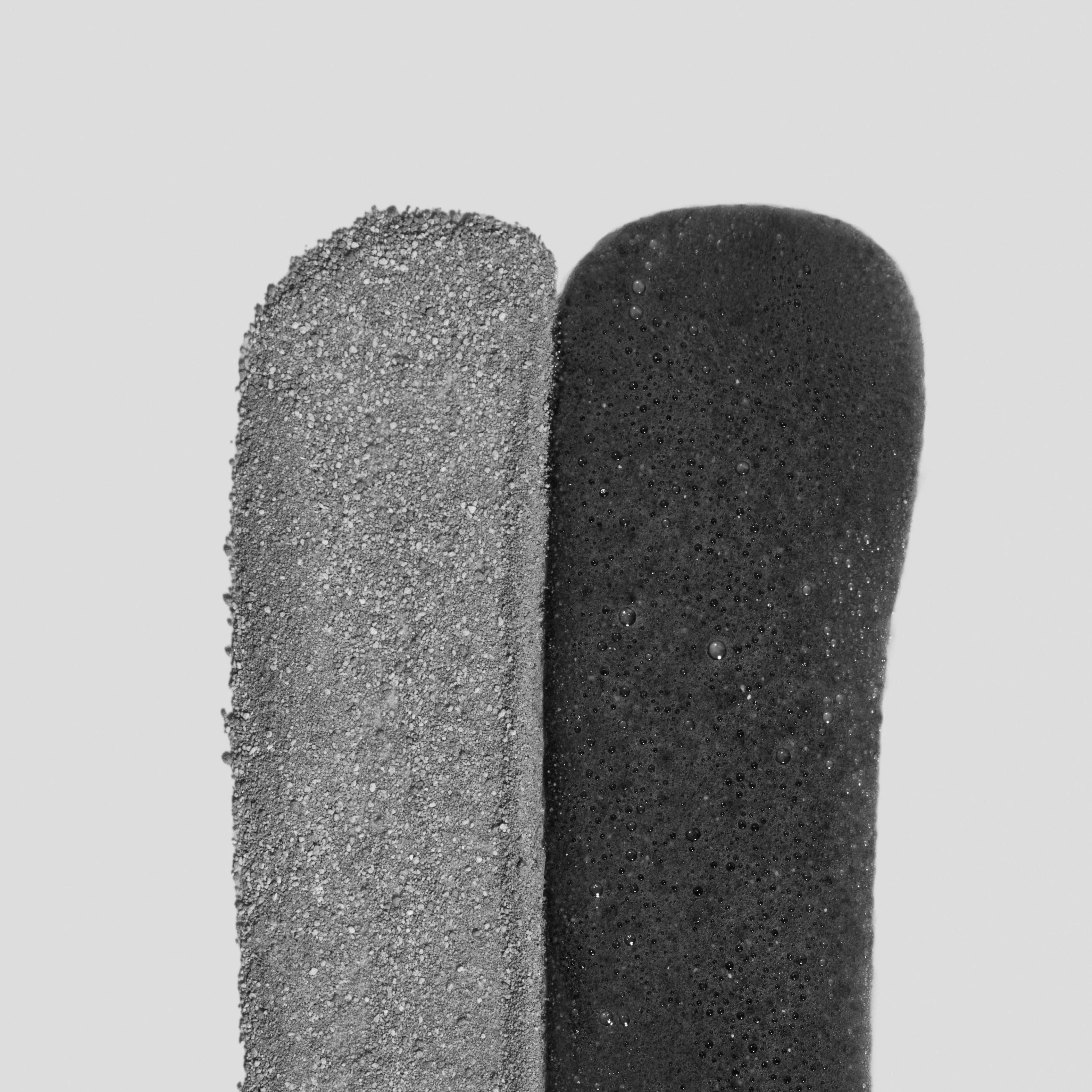Ein Schwarz-Weiß-Foto einer Schwarz-Weiß-Zahnbürste mit Daily Superfoliant | Puder-Peeling.