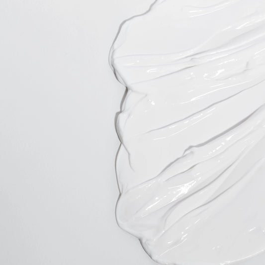 Eine Nahaufnahme einer weißen Creme auf weißem Hintergrund mit Protection 50 Sport SPF 50 156 ml | Sonnenschutzcreme.