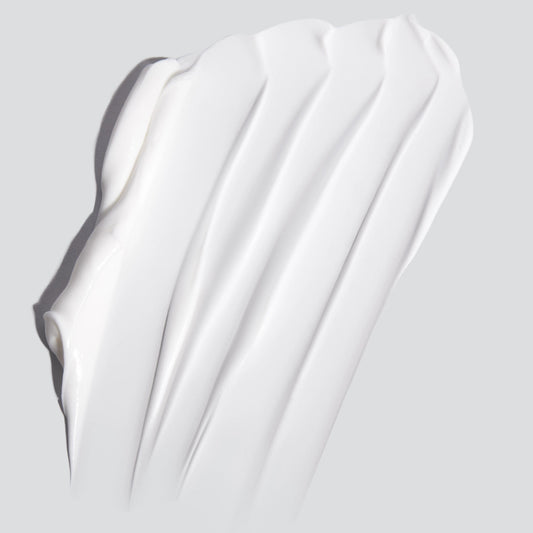 Eine Nahaufnahme einer weißen Hautglättungscreme | Feuchtigkeitspflege-Feuchtigkeitscreme auf grauem Hintergrund.