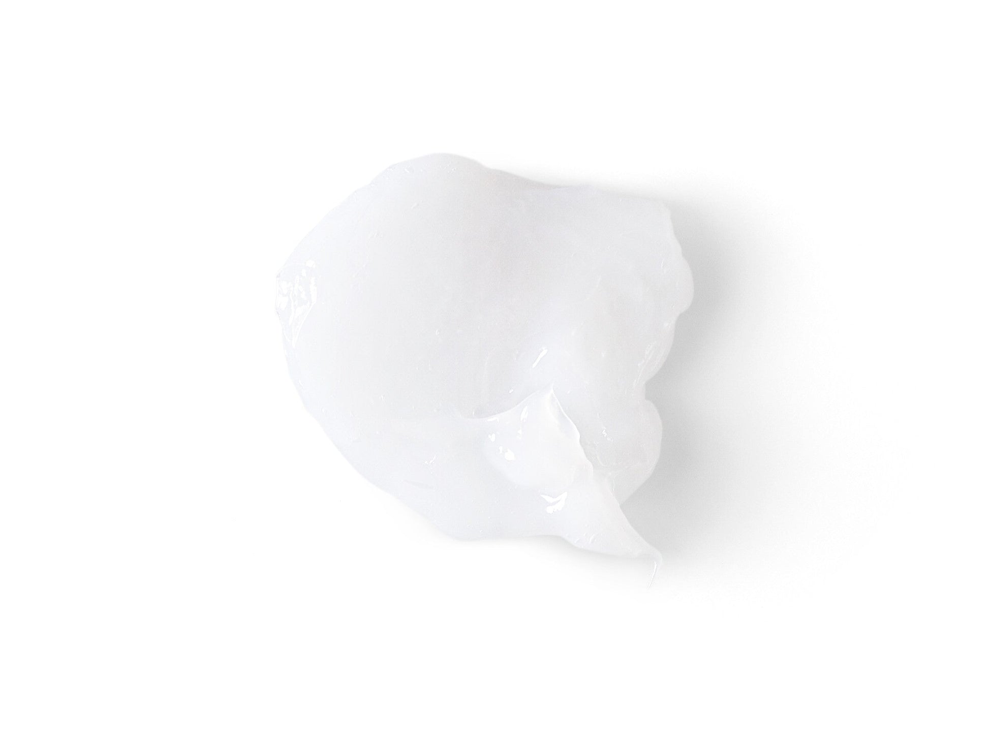 Ein Stück weiße Creme auf einer weißen Oberfläche, geeignet für Ultra Calming Cleanser und empfindliche und empfindliche Haut.