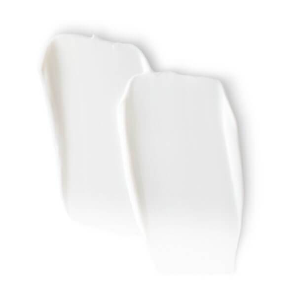 Zwei weiße Blätter Papier auf einer weißen Oberfläche.