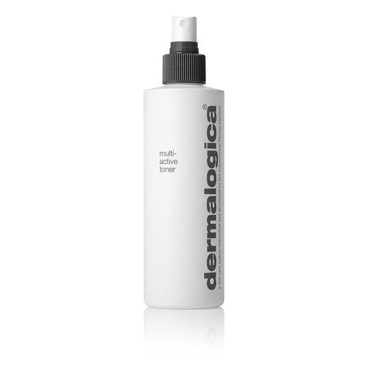 Flasche Dermalogica Multi-Active Toner mit Sprühkopf auf weißem Hintergrund.